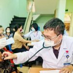 Người dân được khám sức khỏe miễn phí tại Trạm y tế phường Trung Mỹ Tây (TP.HCM) ngày 17-4 - Ảnh: XUÂN MAI