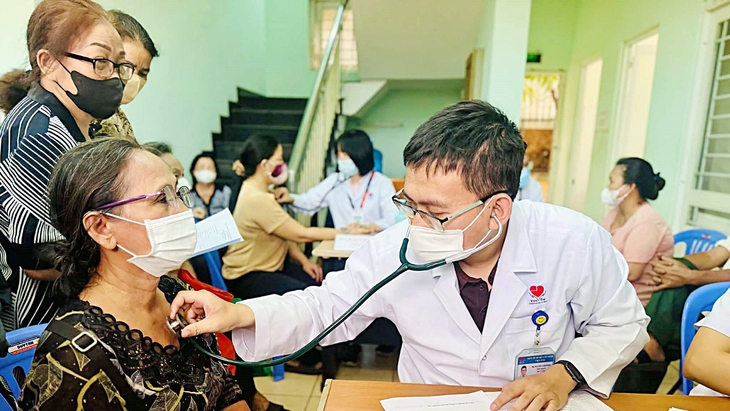 Người dân được khám sức khỏe miễn phí tại Trạm y tế phường Trung Mỹ Tây (TP.HCM) ngày 17-4 - Ảnh: XUÂN MAI