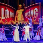 Khánh Ngọc, Đào Mác thể hiện liên khúc Lòng dân ơn Bác, Dâng Người ngàn hoa chiến công - Ảnh: VĂN TRUNG