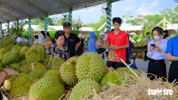 Refilling display fruit boats and selling on-site after the opening night incident - Photo 3.