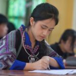 Nữ sinh Sùng Thị Dê cùng các bạn học ôn thi chạy nước rút tại khu bán trú Trường THPT Mù Cang Chải - Ảnh: PHÚC TÀI