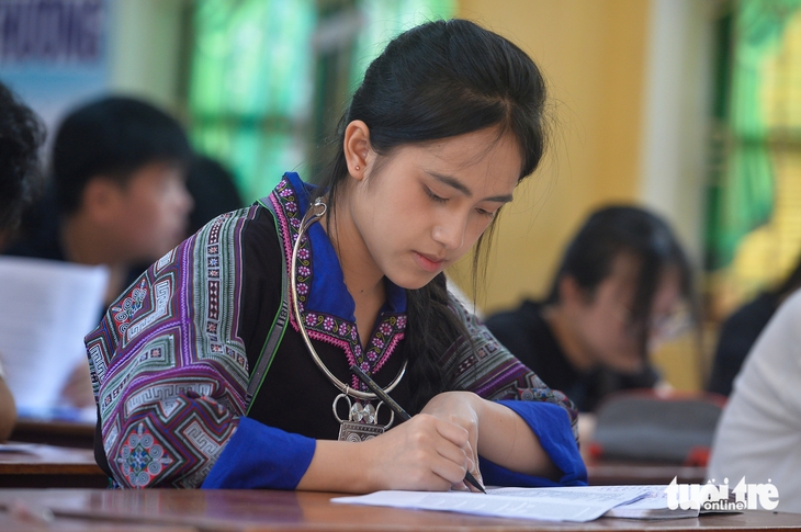 Nữ sinh Sùng Thị Dê cùng các bạn học ôn thi chạy nước rút tại khu bán trú Trường THPT Mù Cang Chải - Ảnh: PHÚC TÀI