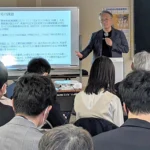 生活困窮者支援について講演するNPO法人「抱樸」理事長の奥田知志さん（奥）