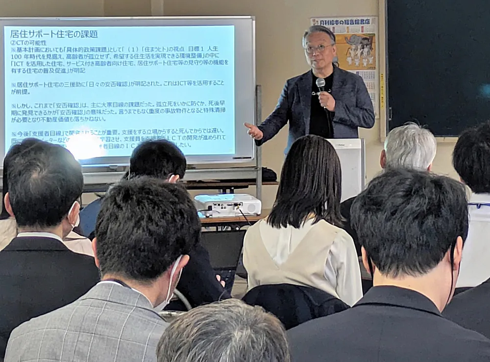 生活困窮者支援について講演するNPO法人「抱樸」理事長の奥田知志さん（奥）