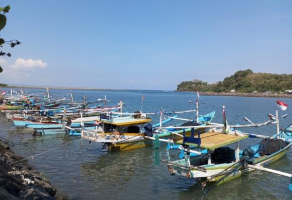 BPBD Banyuwangi memastikan sistem peringatan dini tsunami di Pantai Grajagan berfungsi normal. Warga pesisir dan nelayan diminta meningkatkan kewaspadaan terhadap potensi gelombang tinggi di selatan Jawa Timur. Foto iNewsSurabaya.id/siswanto