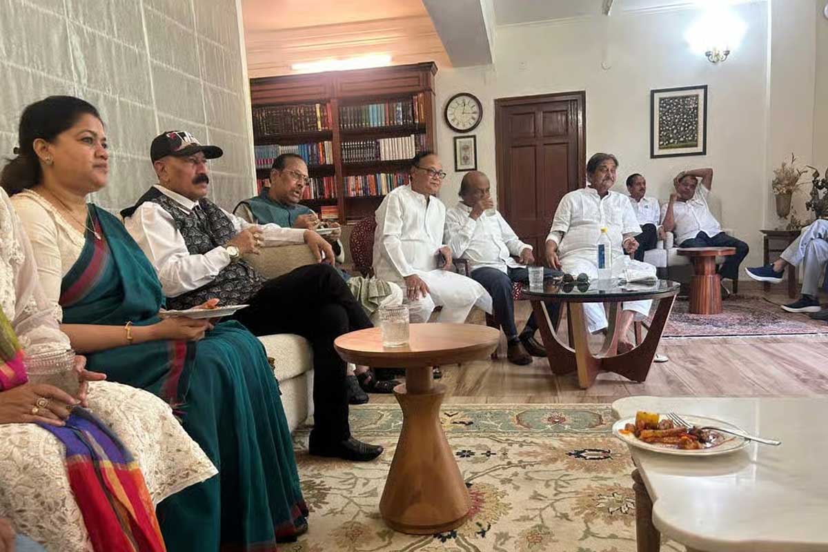 প্রকাশ্যে তৃণমূলের বিদ্রোহী সাংসদদের বৈঠকের ছবি।