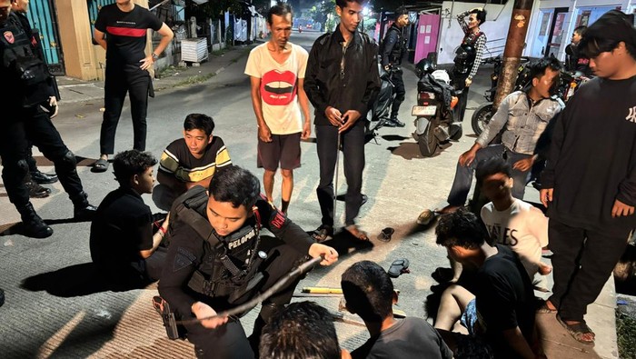 Four youths in Bekasi arrested by police while about to brawl, sharp weapons seized.