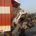 दिल्ली-देहरादून हाईवे पर हादसे के बाद क्षतिग्रस्त वाहन।