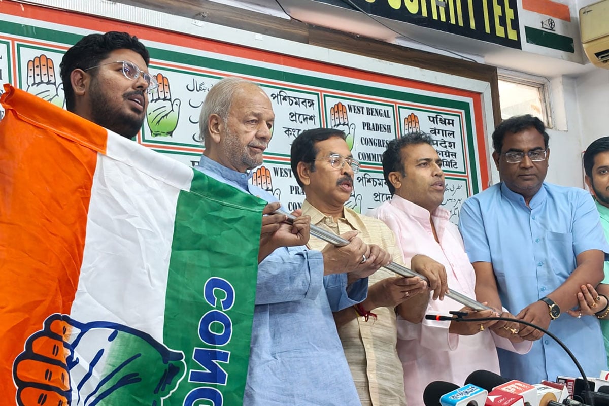 প্রদেশ কংগ্রেস ভবনে দলবদল।