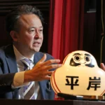 お笑いライブ開催など、斬新なアイデアで事業の多角化を進める平岸ハイヤーの神代晃嗣社長（中村祐子撮影）