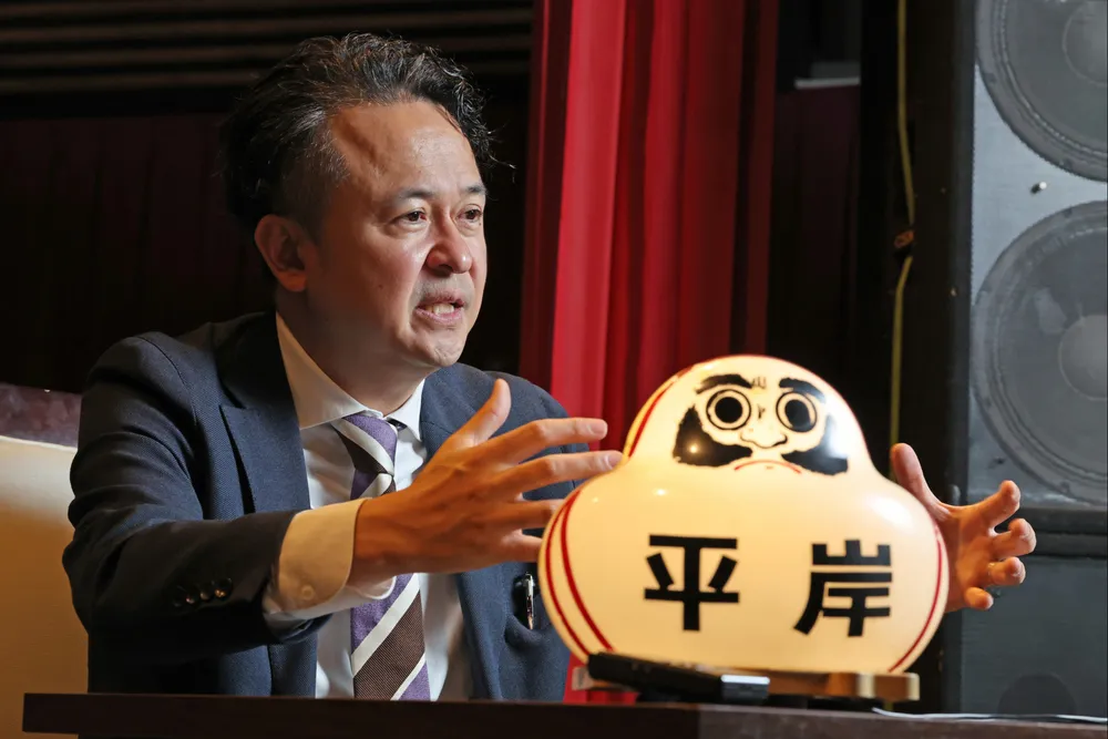 お笑いライブ開催など、斬新なアイデアで事業の多角化を進める平岸ハイヤーの神代晃嗣社長（中村祐子撮影）