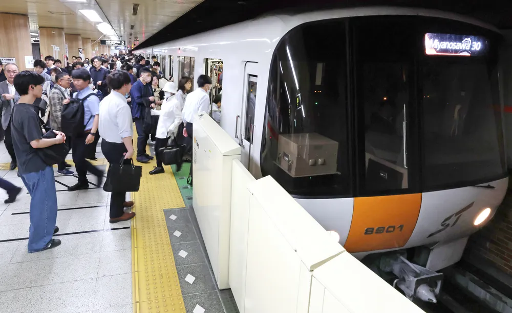 乗客数が大きく増えている札幌市営地下鉄東西線のバスセンター前駅。朝夕の混雑が日常風景となった（斎藤春真撮影）