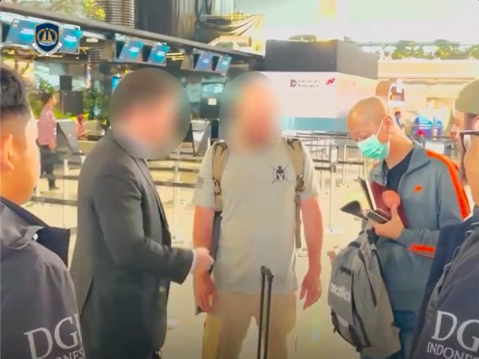 Ditjen Imigrasi menangkap WN Amerika Serikat (AS) berinisial AW. Pria itu merupakan buron aparat AS atas kasus pelecehan seksual di negaranya (dok Ditjen Imigrasi)