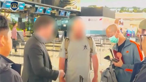 Indonesian Immigration arrests a US citizen identified as AW. The man was wanted by US authorities for a sexual abuse case in his home country.