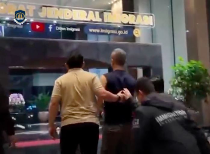 AW, a US citizen, was arrested by the Directorate General of Immigration. The man was wanted by US law enforcement and fled to Indonesia.