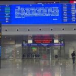 图为重庆北站发布暴雨影响公告。蒋远智 摄