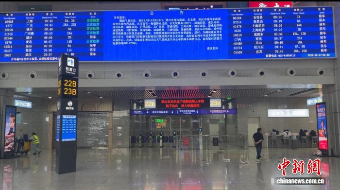 图为重庆北站发布暴雨影响公告。蒋远智 摄