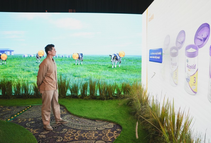 Brand Ambassador AceKid Indonesia, Chef Arnold Poernomo, mengunjungi experience zone di acara Grand Launching AceKid Indonesia di Jakarta. (ist)