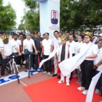 विश्व साइकिल दिवस पर तेलंगाना खेलकूद प्राधिकरण द्वारा आयोजित साइकिल रैली को झंडी दिखाते राज्यपाल शिव प्रताप शुक्ला।