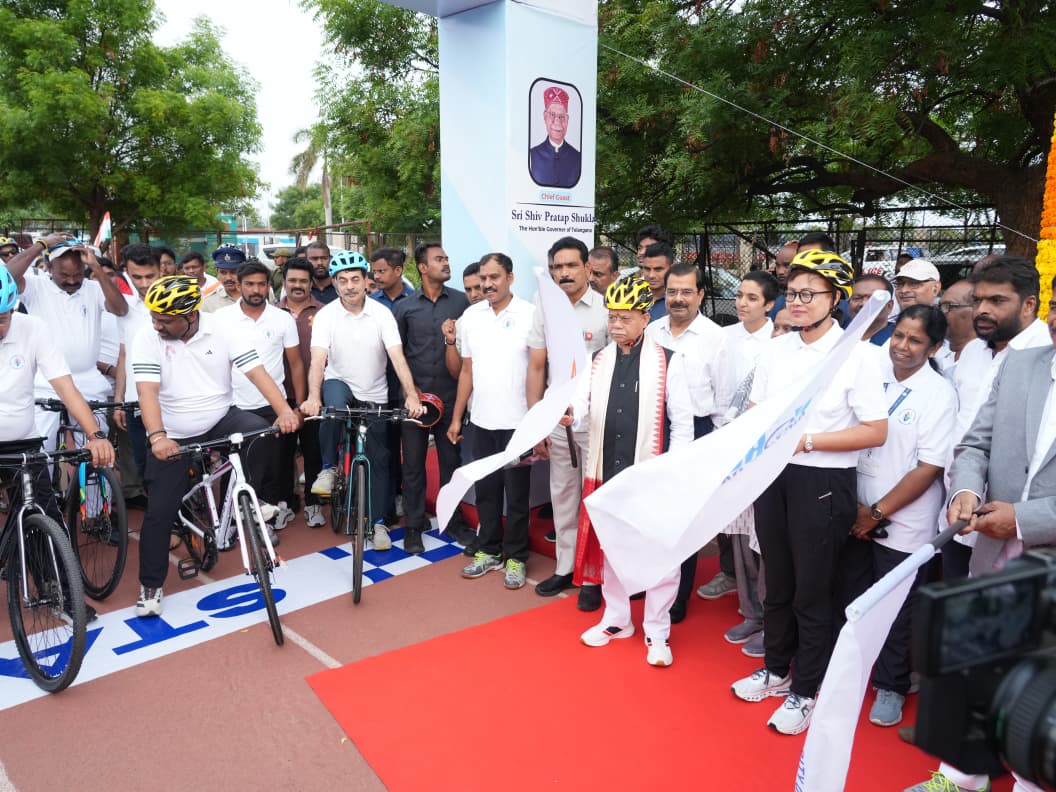 विश्व साइकिल दिवस पर तेलंगाना खेलकूद प्राधिकरण द्वारा आयोजित साइकिल रैली को झंडी दिखाते राज्यपाल शिव प्रताप शुक्ला।