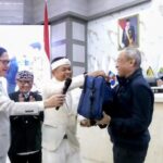Gubernur Jabar Dedi Mulyadi menyerahkan kadeudeuh ke Persib Bandung. (Foto: Istimewa).