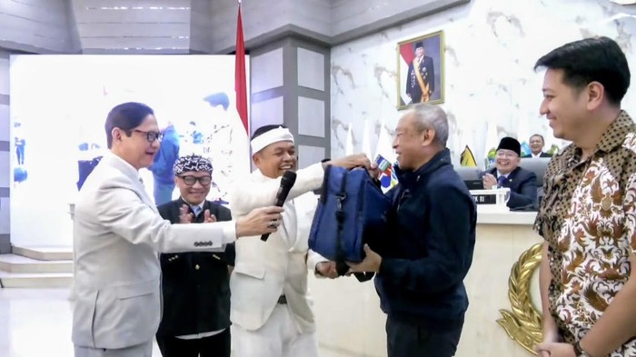 Persib receives 1 billion rupiah after hattrick championship, as promised by KDM.