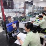 Người dân làm thủ tục hành chính tại Trung tâm phục vụ hành chính công xã Hóc Môn, TP.HCM - Ảnh: QUANG ĐỊNH