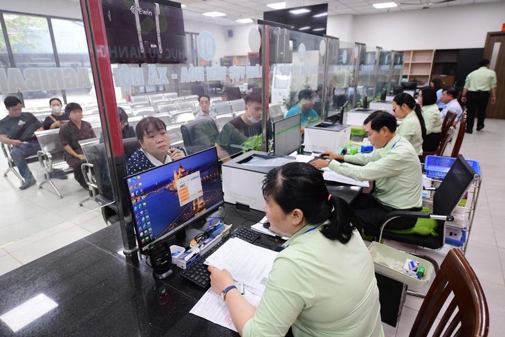 Người dân làm thủ tục hành chính tại Trung tâm phục vụ hành chính công xã Hóc Môn, TP.HCM - Ảnh: QUANG ĐỊNH