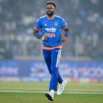 গতবছর চ্যাম্পিয়ন্স ট্রফি ফাইনালের পর ভারতের জার্সিতে আর ওয়ানডে খেলেননি হার্দিক।