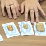 Karyawan menunjukkan sampel emas batangan di Butik Emas Antam Setiabudi One, Jakarta, Rabu (15/10/2025). Berdasarkan situs Logam Mulia Antam pada Rabu (15/10), harga emas Antam naik sebesar Rp23.000 per gram dari Rp2.360.000 per gram menjadi Rp2.383.000 per gram dan kenaikan harga tersebut menjadi rekor harga tertinggi sepanjang masa (all time high/ATH). ANTARA FOTO/Reno Esnir