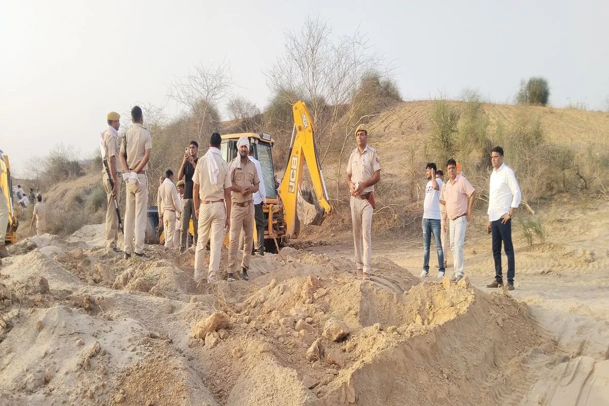 ट्रिपल एक्शन: बजरी के अवैध स्टॉक किए नष्ट, अवैध खननकर्ताओं में मची खलबली
