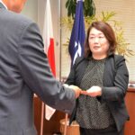 遺産１億８千万円を寄付し、感謝状を受け取る川上さんの遺言執行者の小保内さん（右）＝４日、逗子市役所