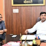 बोकारो डीटीओ आफिस में बैठक करते परिवहन सचिव राजीव रंजन( सफेद शर्ट) में।