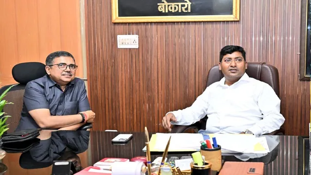 बोकारो डीटीओ आफिस में बैठक करते परिवहन सचिव राजीव रंजन( सफेद शर्ट) में।