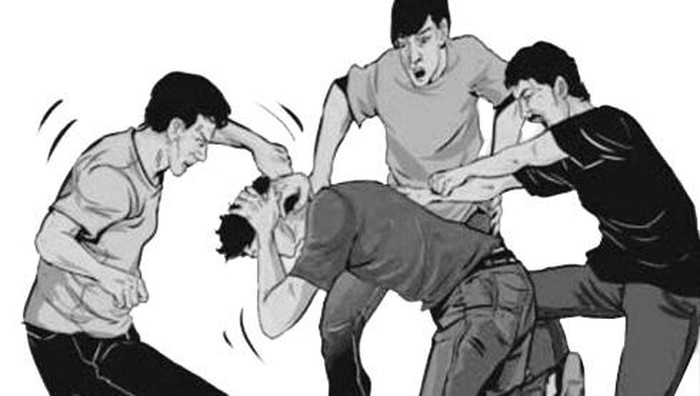 Terrifying! A Helmeted Teenager Helplessly Beaten by a Mob in Bandung
