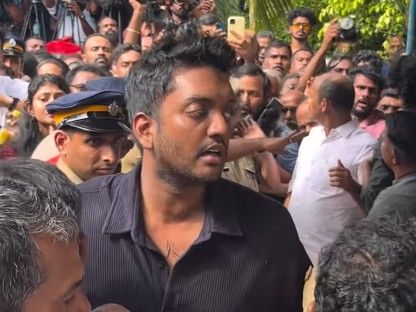 Chandu, Salim Kumar’s son, gets angry at paparazzi during the funeral.