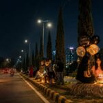 हैदराबाद की बर्थडे रोड पर लगे जन्मदिन बैनर और सजावट का दृश्य