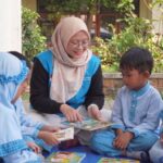PLN UPT Bekasi melakukan kick off program TJSL Penggerak Literasi Tambun Selatan (PELITA).