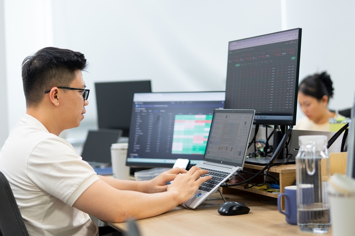 Nhiều cổ phiếu ngành chứng khoán giảm giá trên 10% - Ảnh: HỮU HẠNH