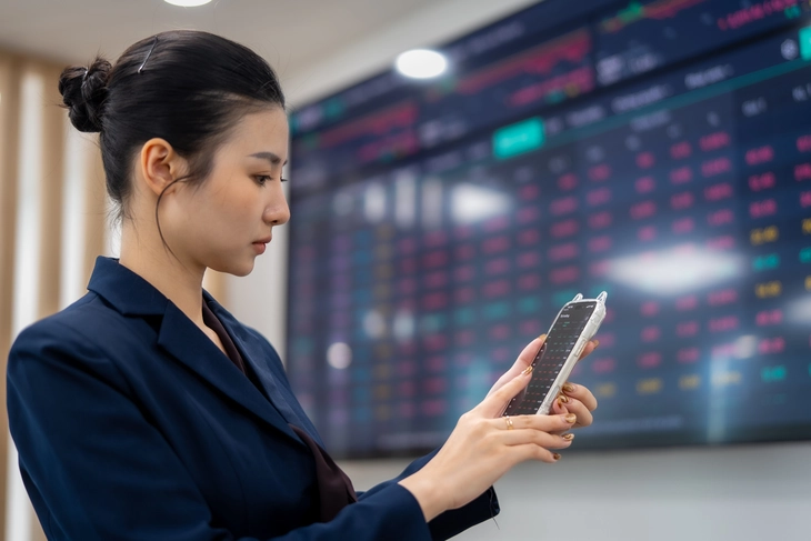 On June 9, the stock market fell below 1,800 points—should investors buy the dip?