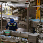 Food and beverage companies have to sacrifice a portion of their gross profit margins and drastically cut selling expenses and advertising costs to avoid a profound impact on their net profits - PHOTO: DAT THANH