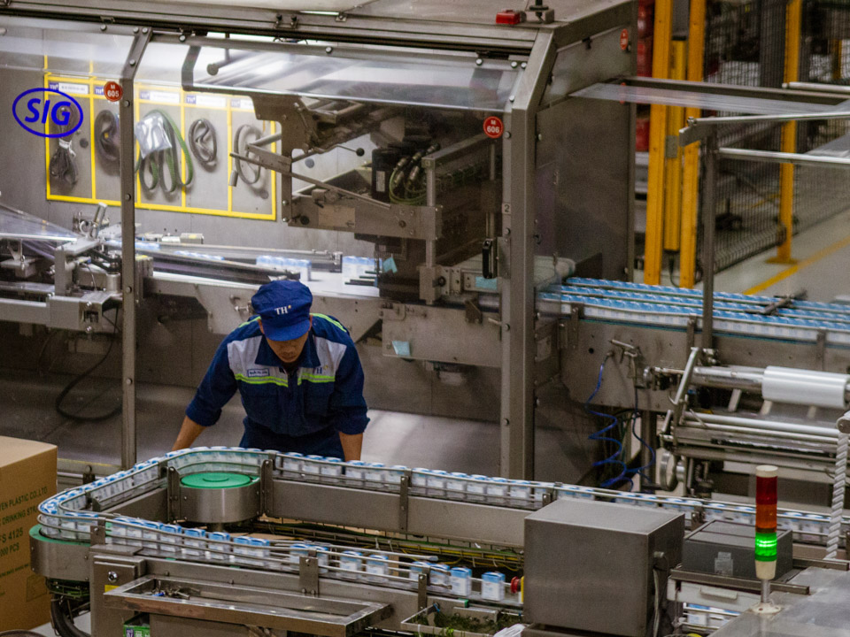Food and beverage companies have to sacrifice a portion of their gross profit margins and drastically cut selling expenses and advertising costs to avoid a profound impact on their net profits - PHOTO: DAT THANH