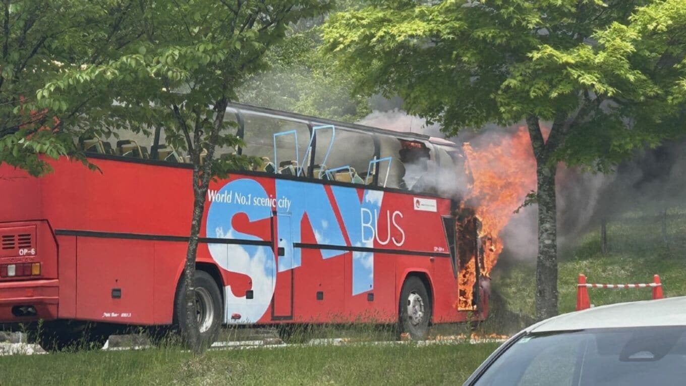 ｢変だなと思っていたら火が…｣ 観光バス全焼 運転席付近が激しく燃える 期間限定の｢おくひだマウンテンバス｣ 岐阜･高山市 | 名古屋・愛知・岐阜・三重のニュース【CBC news】 | CBC web