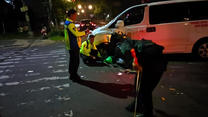 A Vespa and a car collided in Dago, leaving a 20-year-old man dead.