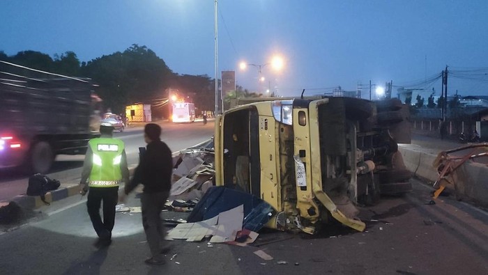 Kondisi truk terbalik di Fly Over Amplas Medan. (Foto: dok. Satlantas Polrestabes Medan)
