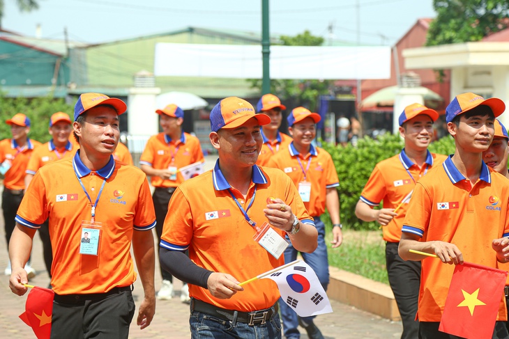 Nearly 900,000 Vietnamese workers abroad send back 6-7 billion USD annually.