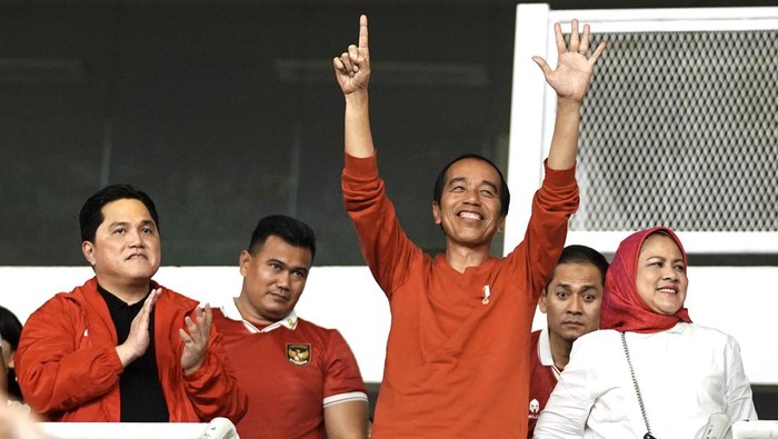 Momen Jokowi dan Erick Thohir menyaksikan langsung laga timnas Indonesia vs Brunei Darussalam di Stadion GBK, Kamis (12/10/2023) Foto: ANTARA FOTO/Dhemas Reviyanto