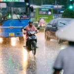 Thời tiết mưa to ảnh hưởng đến việc đi lại của người dân TP.HCM - Ảnh: THANH HIỆP