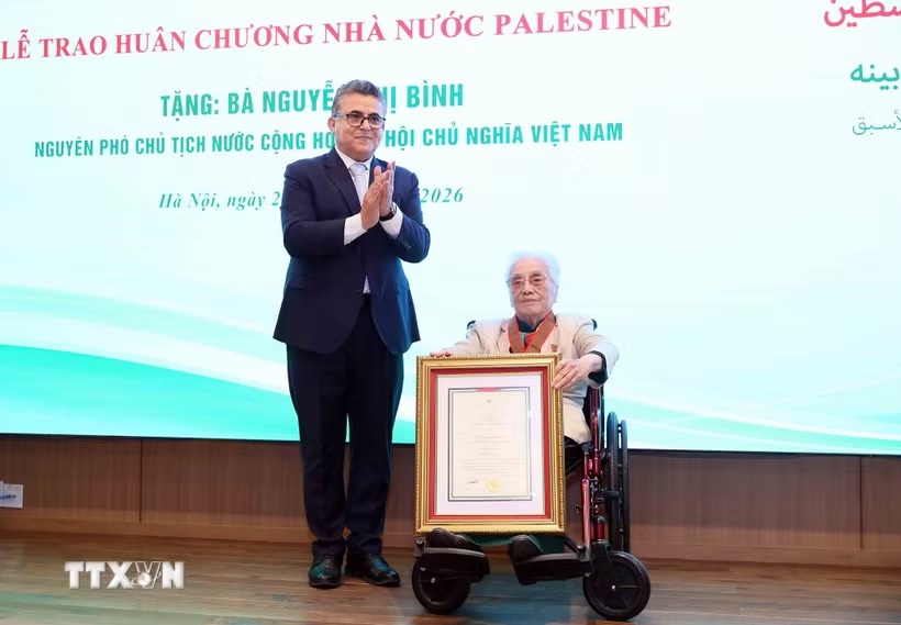Former Vice President Nguyen Thi Binh, widely known as Madame Binh, receives the Star of Merit Order from the State of Palestine - PHOTO: VNA