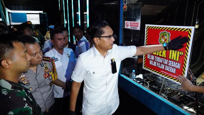 Foto: Penyegelan Phantom KTV di Jalan Adam Malik. (dok.Pemkot Medan)